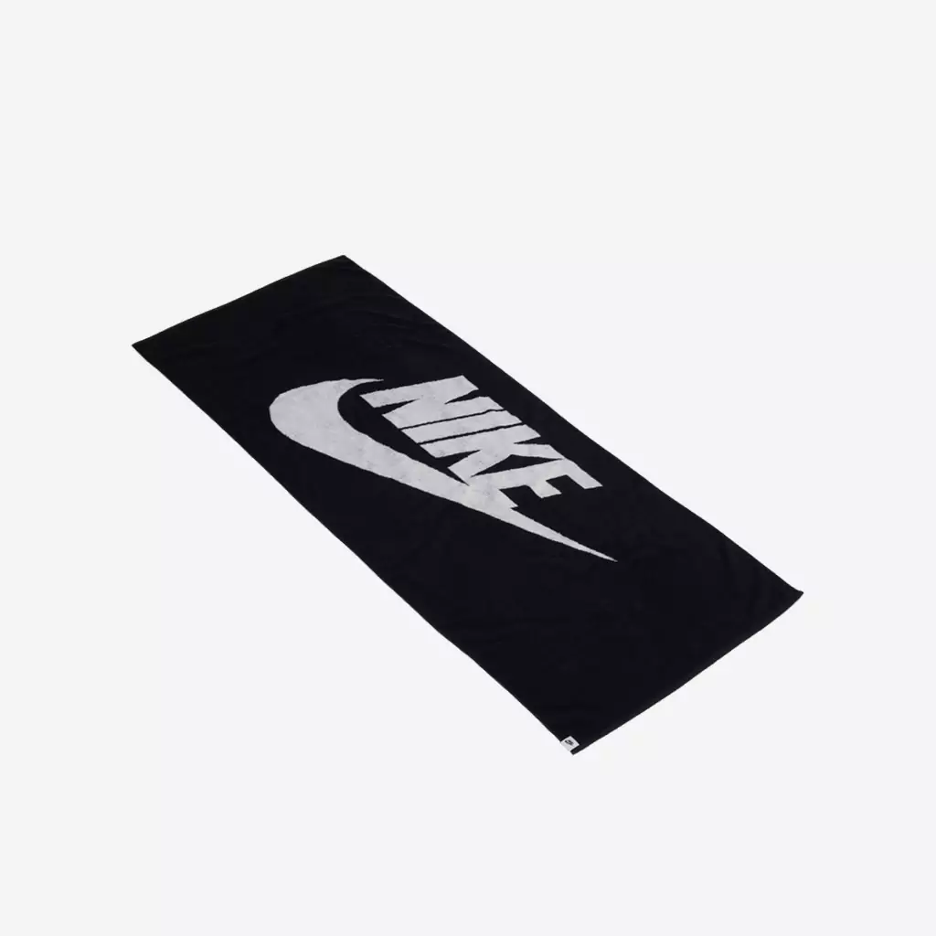 نمای کامل حوله نایکی Club Pool Towel با لوگوی بزرگ Nike