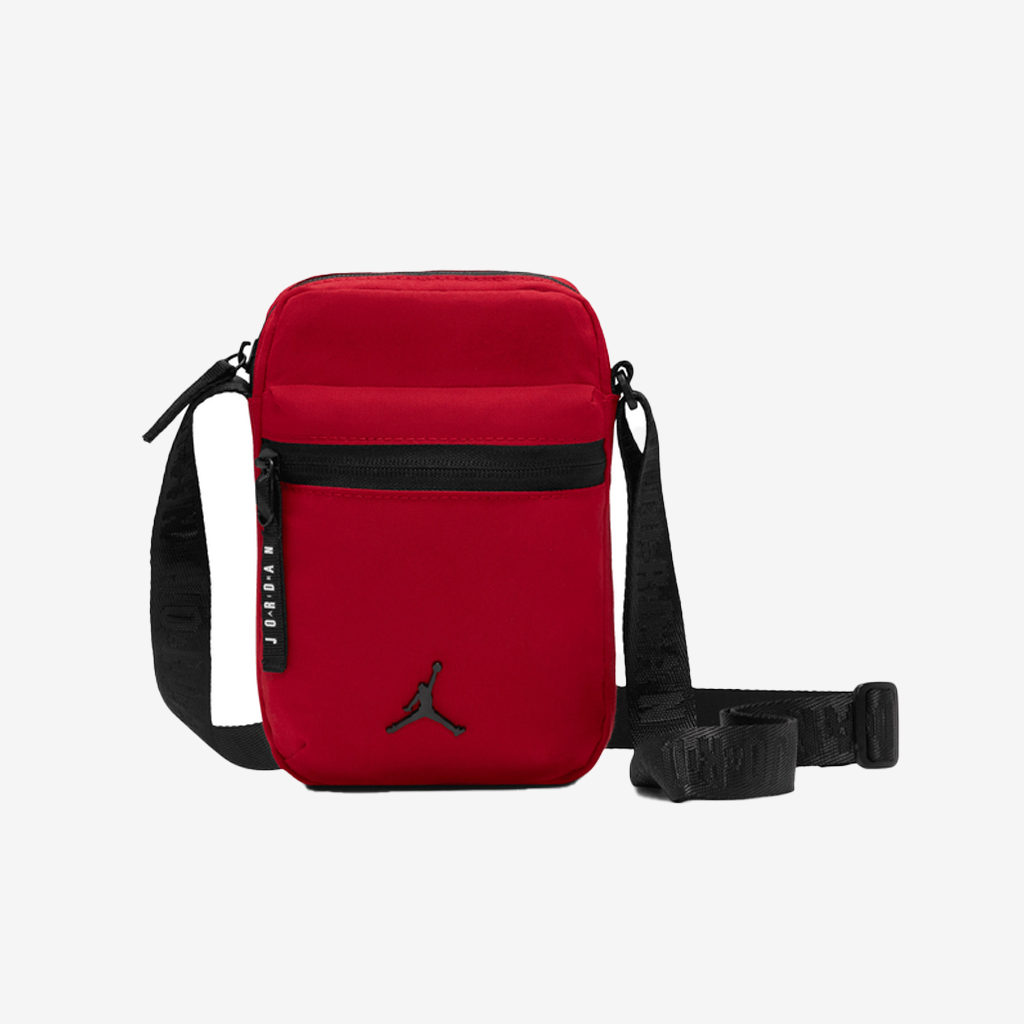 کیف رودوشی Jordan Airborne Festival Bag مشکی با لوگوی سفید Jumpman – نمای روبه‌رو