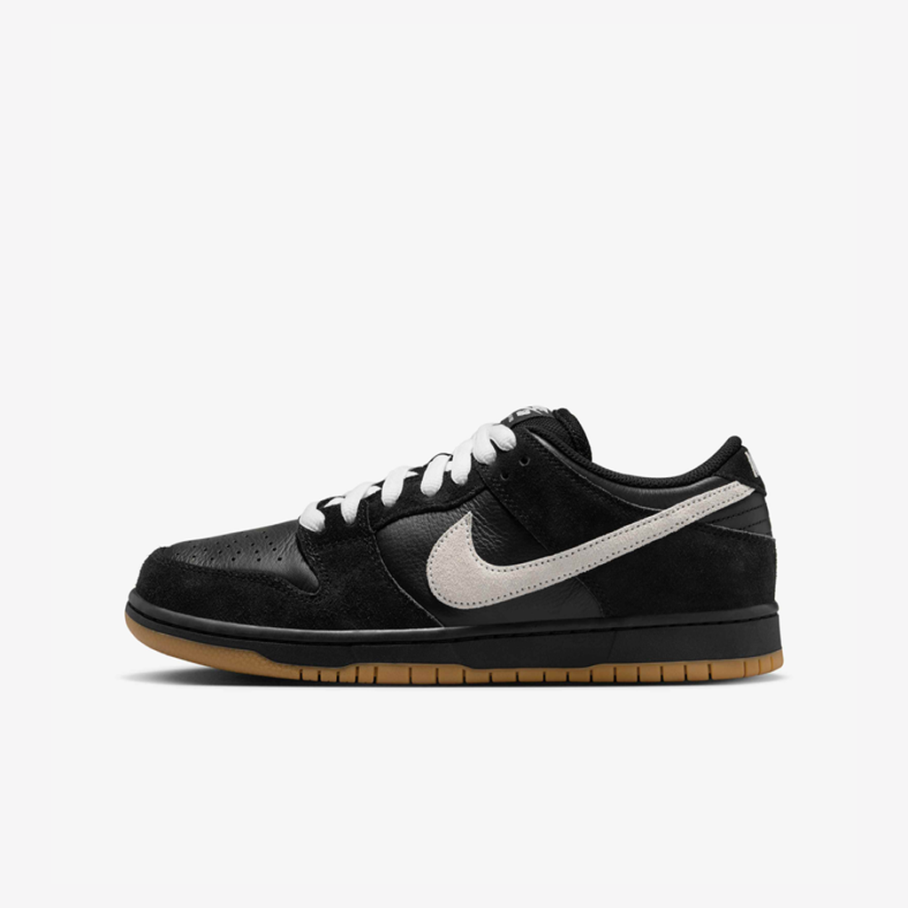 کفش SB Dunk Low Pro روی پس‌زمینهٔ سفید