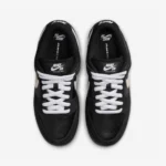 نمای بالا برای نمایش بندها و زبان کفش SB Dunk Low