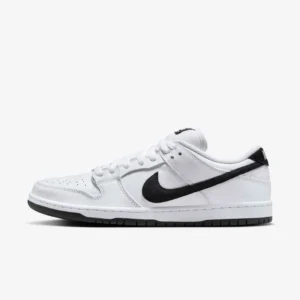 کفش SB Dunk Low Pro روی پس‌زمینهٔ سفید