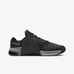 ست کامل کفش Nike Metcon 9 در کنار تجهیزات تمرینی