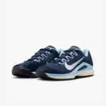 جفت کفش NikeCourt Lite 4 Heritage روی پس‌زمینهٔ سفید