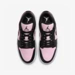 نمای بالا برای نمایش فرم بندها و زبانهٔ Air Jordan 1 Low