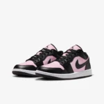 عکس سبک خیابانی از Air Jordan 1 Low در استفادهٔ روزانه