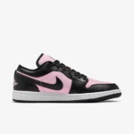 عکس سبک خیابانی از Air Jordan 1 Low در استفادهٔ روزانه مشکی
