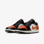 ست کامل کفش Air Jordan 1 Low Smoke Grey در کنار لباس اسپرت مردانه