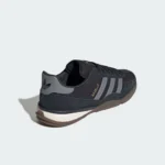 نمای پاشنه و لوگوی آدیداس در کفش Gazelle Sala